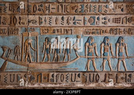 Reliefs de plafond, vestibule, temple de Dendera de Hathor, site du patrimoine mondial de l'UNESCO (liste provisoire), Quena, Égypte Banque D'Images