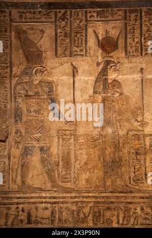 Dieu Horus (à gauche), Déesse Hathor (à droite), reliefs, Sanctuaire, Temple Dendera de Hathor, site du patrimoine mondial de l'UNESCO (liste provisoire), Quena, Égypte Banque D'Images