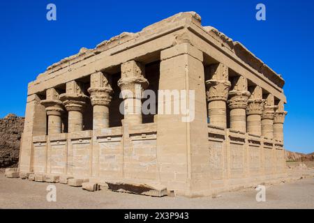 Façade de la maison de naissance romaine (mammisi) avec bas-reliefs de l'empereur romain Trajan au complexe du temple de Dendera en haute-Égypte Banque D'Images