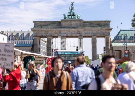 Berlin Umweltfestival 2024, Wald Einer fuer alle, Brandenburger Tor, Berlin, 28.04.2024 Umweltfestival 2024, Wald Einer fuer alle, Brandenburger Tor, Berlin, 28.04.2024 *** Berlin Environmental Festival 2024, Forest One for All, Brandenburg Gate, Berlin, 28 04 2024 Environmental Festival 2024, Forest One for All, Brandenburg Gate, Berlin, 28 04 2024 Copyright: xEibner-Pressefoto/JadrankoxMarjax EP JMC Banque D'Images