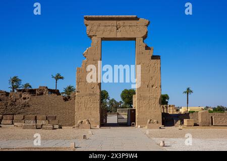 La porte de Domitien et Trajan au complexe du temple de Dendera en haute-Égypte Banque D'Images