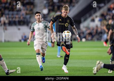 Le milieu de terrain du LAFC Mateusz Bogusz (19 ans) envoie une passe lors d’un match de la MLS contre les Timbers de Portland, le samedi 27 avril 2024, au stade BMO, à Los Banque D'Images