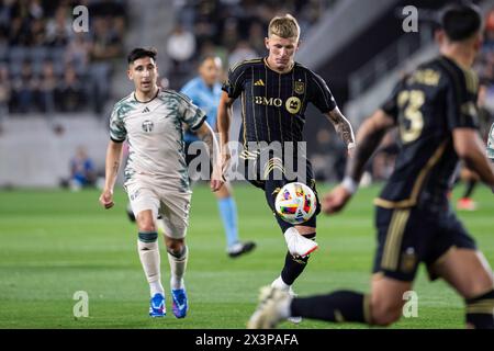 Le milieu de terrain du LAFC Mateusz Bogusz (19 ans) envoie une passe lors d’un match de la MLS contre les Timbers de Portland, le samedi 27 avril 2024, au stade BMO, à Los Banque D'Images