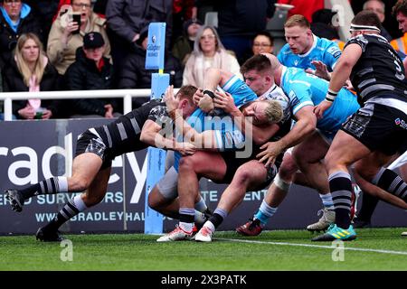 Jamie Blamire des Newcastle Falcons (à gauche) repousse Luke Cowan-Dickie des Sale Sharks lors du Gallagher Premiership match à Kingston Park, Newcastle upon Tyne. Date de la photo : dimanche 28 avril 2024. Banque D'Images