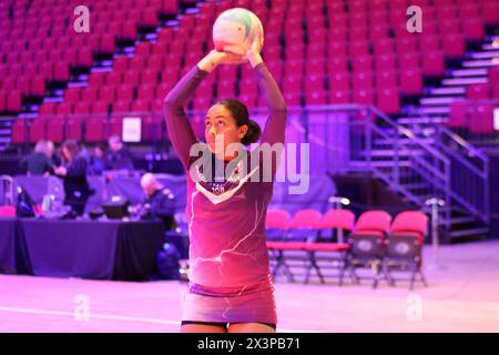 Leeds, Royaume-Uni. 28 avril 2024. First Direct Arena, Leeds, West Yorkshire, 28 avril 2024. Netball Super League Leeds Rhinos vs Loughborough Lightning Rhea Dixon de Loughborough Lightning se réchauffe avant le match. Crédit : Touchlinepics/Alamy Live News Banque D'Images