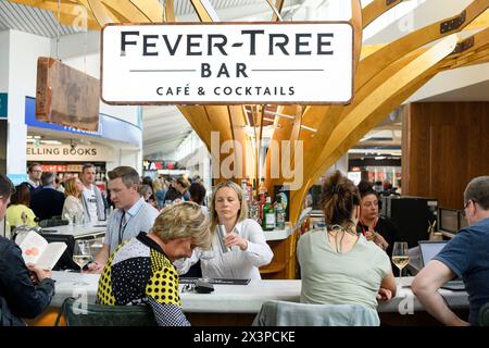 Le café et bar à cocktails Fever-Tree Bar dans la zone des départs de l'aéroport d'Édimbourg, Édimbourg, Écosse, Royaume-Uni Banque D'Images