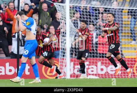 Justin Kluivert de Bournemouth (à droite) célèbre avoir marqué le troisième but de son équipe alors que Facundo Buonanotte de Brighton et Hove Albion semble abattu lors du match de premier League au Vitality Stadium de Bournemouth. Date de la photo : dimanche 28 avril 2024. Banque D'Images