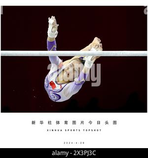 Pékin, province chinoise du Guangdong. 28 avril 2024. Qiu Qiyuan de la province du Fujian participe à la finale des bars inégaux féminins aux championnats nationaux de gymnastique à Zhaoqing, dans la province du Guangdong, au sud de la Chine, le 28 avril 2024. Crédit : Cao Can/Xinhua/Alamy Live News Banque D'Images