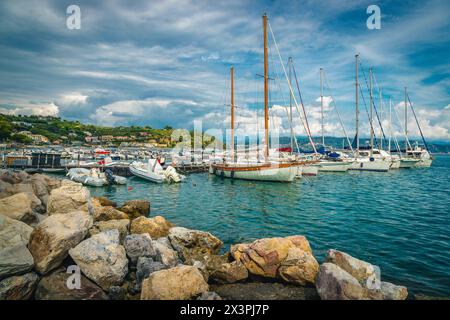 Bateaux à moteur amarrés et voiliers dans le petit port de Porto Venere, Ligurie, Italie, Europe Banque D'Images