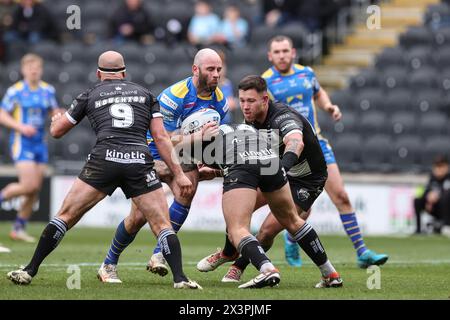 Matt Frawley de Leeds Rhinos est affronté par Joe Cator Hull FC lors du match de la Betfred Super League Round 9 Hull FC vs Leeds Rhinos au MKM Stadium, Hull, Royaume-Uni, le 28 avril 2024 (photo de Mark Cosgrove/News images) Banque D'Images