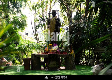 Phra Sivali ou Siwali Maha Thera dans la zone de pratique du Dhamma du temple Wat Maheyong pour la retraite de méditation pratiquant thaïlandais respect prier observer religiou Banque D'Images