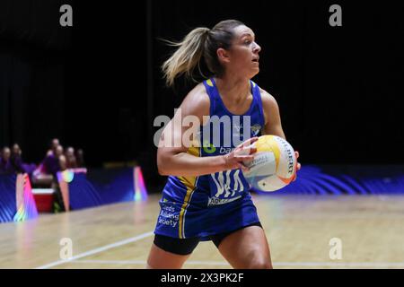 Leeds, Royaume-Uni. 28 avril 2024. First Direct Arena, Leeds, West Yorkshire, 28 avril 2024. Netball Super League Leeds Rhinos vs Loughborough Lightning Caroline O'hanlon de Leeds Rhinos crédit : Touchlinepics/Alamy Live News Banque D'Images