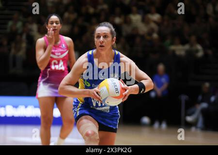 Leeds, Royaume-Uni. 28 avril 2024. First Direct Arena, Leeds, West Yorkshire, 28 avril 2024. Netball Super League Leeds Rhinos vs Loughborough Lightning Caroline O'hanlon de Leeds Rhinos crédit : Touchlinepics/Alamy Live News Banque D'Images