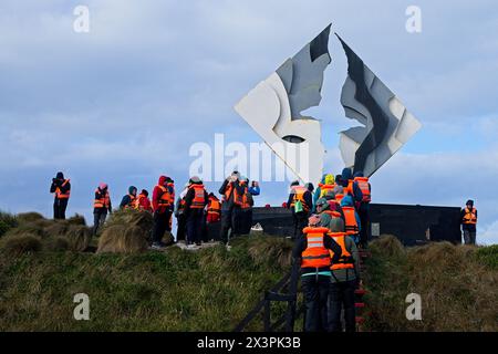 Passagers de bateaux de croisière au mémorial Albertross pour les âmes perdues autour du cap Horn. Sculpture conçue par le sculpteur chilien José Balcells Eyquem. Banque D'Images