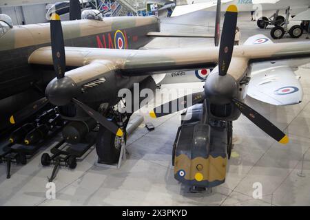 Moteurs d'un Avro Lancaster, KB889 bombardier lourd britannique de la seconde Guerre mondiale. IWM, Duxford, Royaume-Uni Banque D'Images