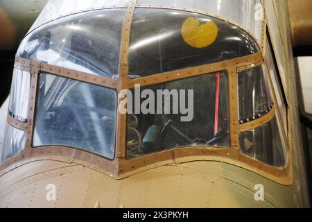 Cockpit d'un Avro Lancaster, KB889 bombardier lourd britannique de la seconde Guerre mondiale. IWM, Duxford, Royaume-Uni Banque D'Images