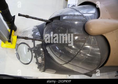 Tourelle de nez d'un Avro Lancaster, KB889 un bombardier lourd britannique de la seconde Guerre mondiale. IWM, Duxford, Royaume-Uni Banque D'Images