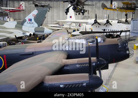 Avro Lancaster, KB889 bombardier lourd britannique de la seconde Guerre mondiale. IWM, Duxford, Royaume-Uni Banque D'Images