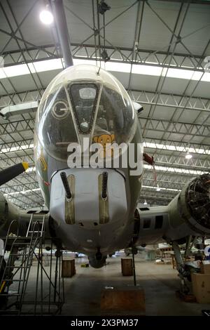 Tourelle de menton sur un Boeing B-17 Flying Fortress, bombardier lourd quadrimoteur américain de la seconde Guerre mondiale. IWM, Duxford, Royaume-Uni Banque D'Images