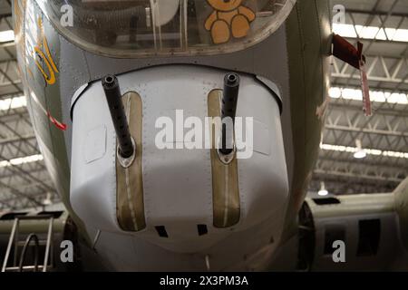 Tourelle de menton sur un Boeing B-17 Flying Fortress, bombardier lourd quadrimoteur américain de la seconde Guerre mondiale. IWM, Duxford, Royaume-Uni Banque D'Images