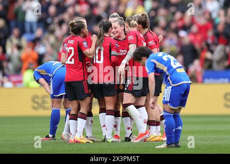 King Power Stadium, Leicester le dimanche 28 avril 2024. Ella Toone de Manchester United célèbre avec ses coéquipières après avoir marqué le premier but de l'équipe lors du match de Super League Barclays WomenÕs entre Leicester City et Manchester United au King Power Stadium, Leicester, dimanche 28 avril 2024. (Crédit : James Holyoak / Alamy Live News) Banque D'Images