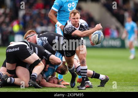 Sam Stuart des Newcastle Falcons libère la balle d'une mêlée lors du Gallagher Premiership match à Kingston Park, Newcastle upon Tyne. Date de la photo : dimanche 28 avril 2024. Banque D'Images