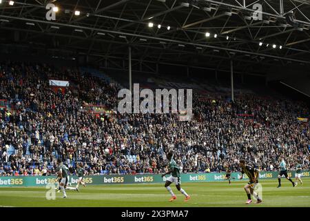 ARNHEM - public dans les tribunes lors du match néerlandais Eredivisie entre vitesse et Fortuna Sittard au Gelredome le 28 avril 2024 à Arnhem, pays-Bas. ANP BART STOUTJESDIJK Banque D'Images