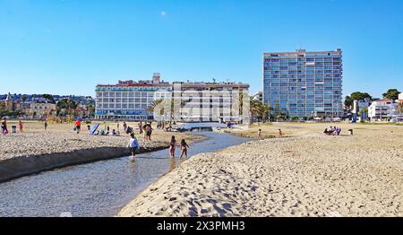 Plage et port de Comarruga à El Vendrell, Tarragone, Catalogne, Espagne, Europe Banque D'Images