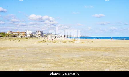 Plage et port de Comarruga à El Vendrell, Tarragone, Catalogne, Espagne, Europe Banque D'Images