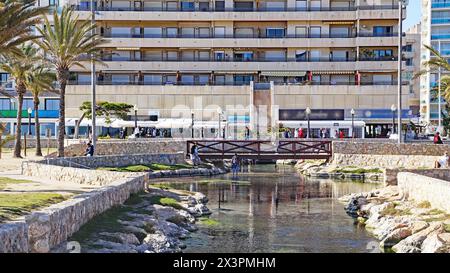 Plage et port de Comarruga à El Vendrell, Tarragone, Catalogne, Espagne, Europe Banque D'Images