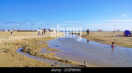 Plage et port de Comarruga à El Vendrell, Tarragone, Catalogne, Espagne, Europe Banque D'Images