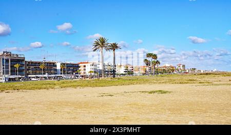 Plage et port de Comarruga à El Vendrell, Tarragone, Catalogne, Espagne, Europe Banque D'Images