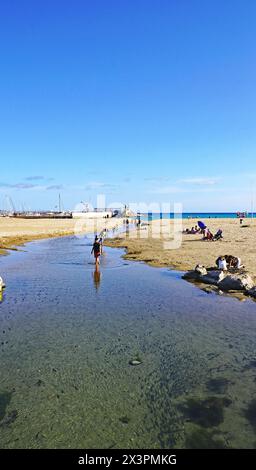 Plage et port de Comarruga à El Vendrell, Tarragone, Catalogne, Espagne, Europe Banque D'Images