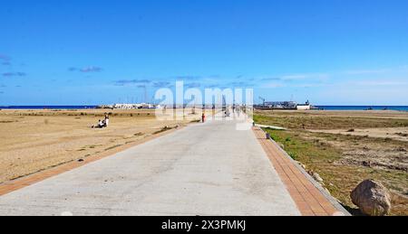 Plage et port de Comarruga à El Vendrell, Tarragone, Catalogne, Espagne, Europe Banque D'Images