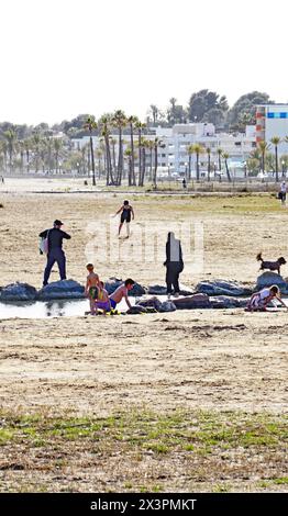 Plage et port de Comarruga à El Vendrell, Tarragone, Catalogne, Espagne, Europe Banque D'Images