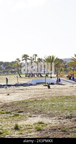 Plage et port de Comarruga à El Vendrell, Tarragone, Catalogne, Espagne, Europe Banque D'Images