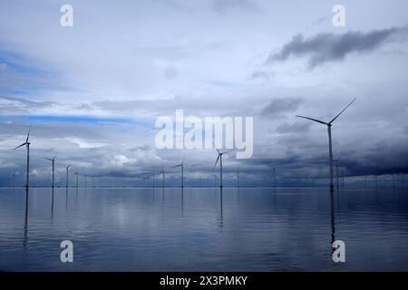 Un parc éolien dans le lac IJssel. Il s'agit d'une baie intérieure fermée aux pays-Bas Banque D'Images