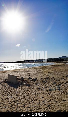 Plage et port de Comarruga à El Vendrell, Tarragone, Catalogne, Espagne, Europe Banque D'Images