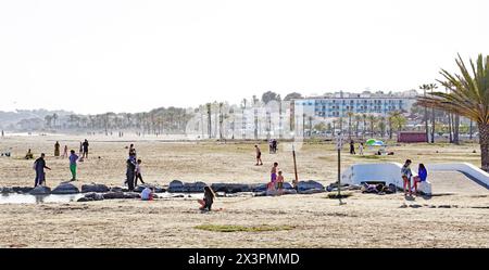 Plage et port de Comarruga à El Vendrell, Tarragone, Catalogne, Espagne, Europe Banque D'Images