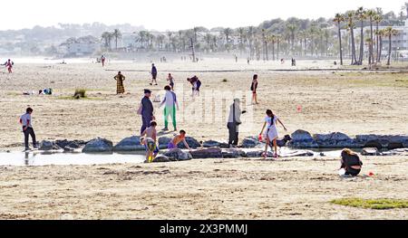 Plage et port de Comarruga à El Vendrell, Tarragone, Catalogne, Espagne, Europe Banque D'Images