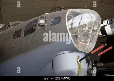 Tourelle de menton sur un Boeing B-17 Flying Fortress, bombardier lourd quadrimoteur américain de la seconde Guerre mondiale. IWM, Duxford, Royaume-Uni Banque D'Images