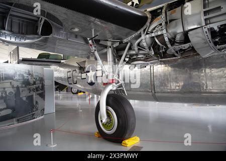 Entretien du moteur sur un Consolidated B-24M Liberator, bombardier lourd américain de la première Guerre mondiale IWM, Duxford. ROYAUME-UNI Banque D'Images