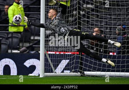 Londres, Royaume-Uni. 28 avril 2024. Karl Hein (Arsenal, gardien de but) dans l'échauffement lors du match de Tottenham V Arsenal premier League au Tottenham Hotspur Stadium. Cette image est RÉSERVÉE à UN USAGE ÉDITORIAL. Licence exigée du Football DataCo pour toute autre utilisation. Crédit : MARTIN DALTON/Alamy Live News Banque D'Images