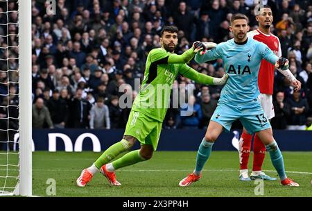 Londres, Royaume-Uni. 28 avril 2024. David Raya (Arsenal, gardien de but) et Guglielmo Vicario (Spurs, gardien de but) s'affrontent dans la case de pénalité d'Arsenal vers la fin du match lors du Tottenham V Arsenal premier League au Tottenham Hotspur Stadium. Cette image est RÉSERVÉE à UN USAGE ÉDITORIAL. Licence exigée du Football DataCo pour toute autre utilisation. Crédit : MARTIN DALTON/Alamy Live News Banque D'Images