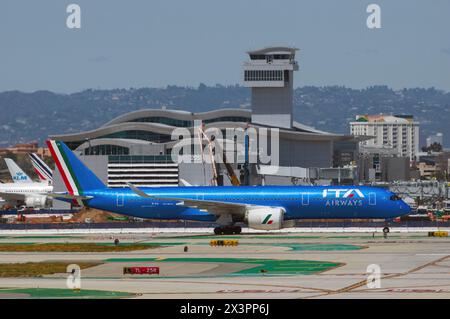 ITA Airway Airbus A350-941 immatriculé EI-IFA est montré en circulation à LAX, Los Angeles Banque D'Images