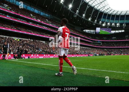 Tottenham Hotspur Stadium, Londres, Royaume-Uni. 28 avril 2024. Premier League Football, Tottenham Hotspur contre Arsenal ; Bukayo Saka d'Arsenal tenant le ballon avant de prendre un corner à l'intérieur du Tottenham Hotspur Stadium crédit : action plus Sports/Alamy Live News Banque D'Images