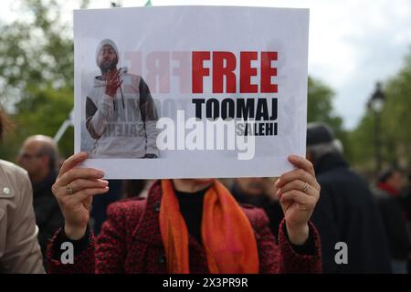 Paris, France. 28 avril 2024. © PHOTOPQR/LE PARISIEN/le Parisien/Arnaud Journois ; PARIS ; 28/04/2024 ; PARIS, PLACE DE LA BASTILLE, 28/04/2024, MANIFESTATION DE SOUTIEN au RAPPEUR TOOMAJ SALEHI CONDAMNE A MORT en IRAN/PHOTO LE PARISIEN/ARNAUD JOURNOIS manifestants dans les rues de Paris pour manifester leur solidarité avec le rappeur iranien Toomaj Salehi condamné à mort par les tribunaux iraniens, le 28 avril 2024. *** Légende locale *** crédit : MAXPPP/Alamy Live News Banque D'Images