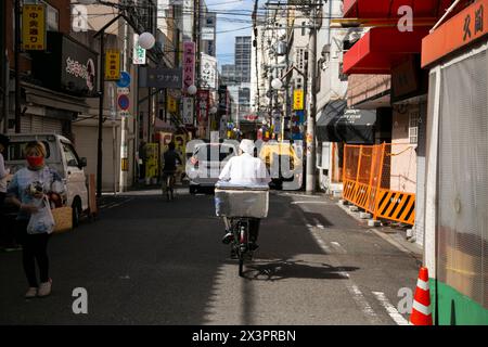 Osaka, Japon ; 20 octobre 2023 : rues à côté du quartier de Dotonbori dans la ville d'osaka pendant la journée. Banque D'Images