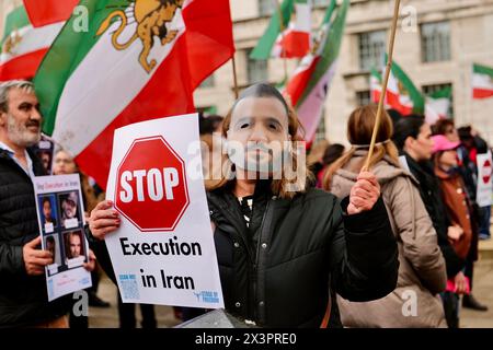 Londres, Royaume-Uni. 27 AVRIL 2024. Des manifestations ont eu lieu à Londres en soutien au rappeur iranien éminent et très apprécié Toomaj Saleh, condamné à mort par le régime au pouvoir en Iran. Alamy Live News / Aubrey Fagon Banque D'Images