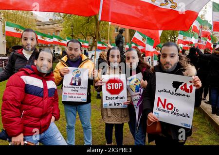 Londres, Royaume-Uni. 27 AVRIL 2024. Des manifestations ont eu lieu à Londres en soutien au rappeur iranien éminent et très apprécié Toomaj Saleh, condamné à mort par le régime au pouvoir en Iran. Alamy Live News / Aubrey Fagon Banque D'Images